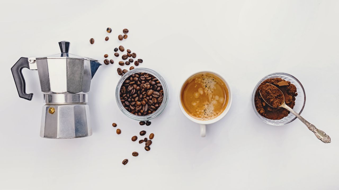 Kawa do kawiarki – jaka będzie najlepsza i jak uniknąć goryczy